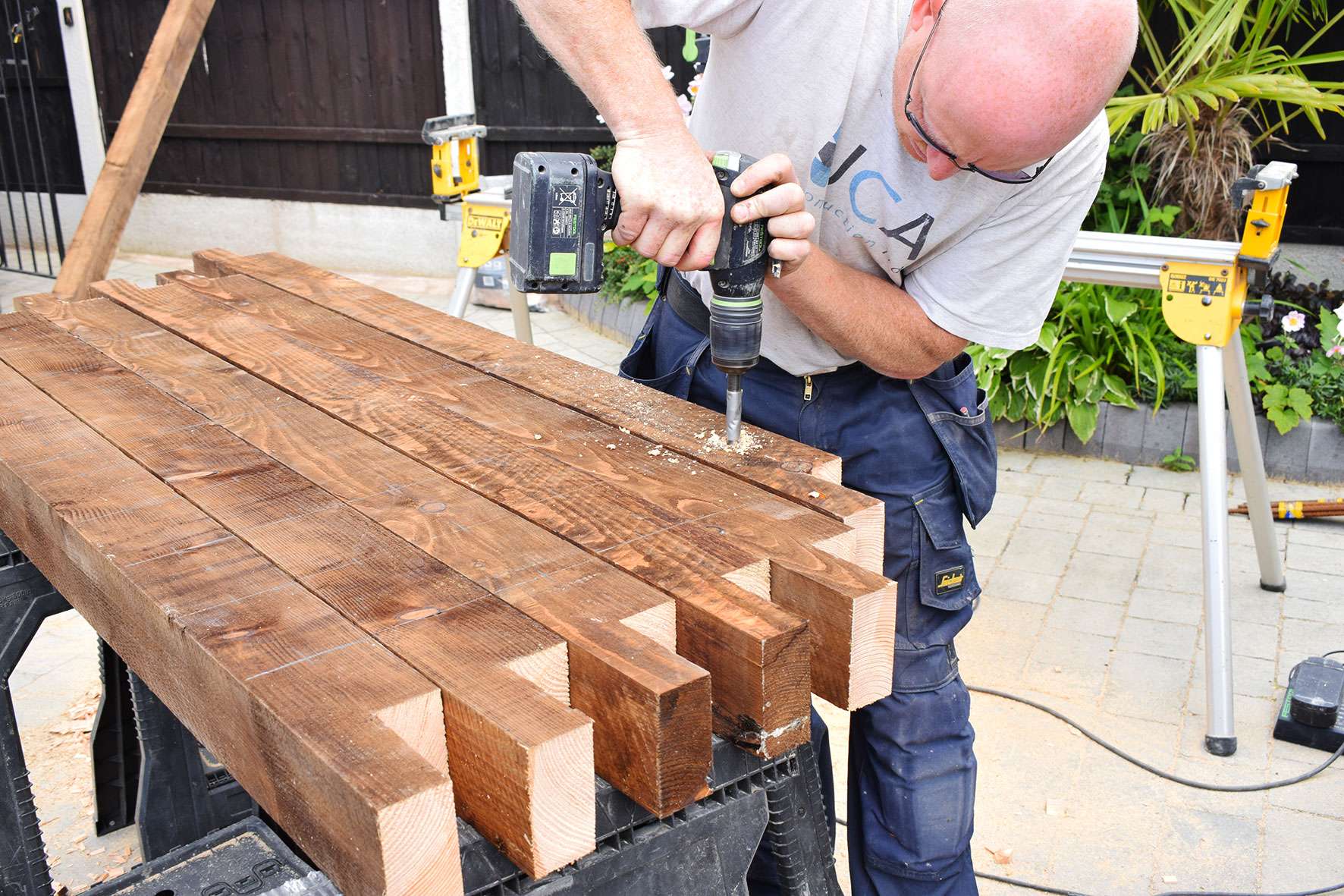 How to make an outdoor wine bottle screen