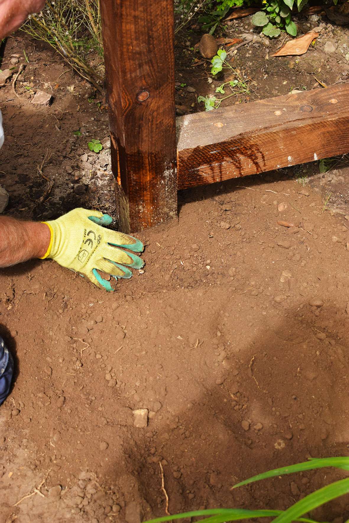 How to make an outdoor wine bottle screen